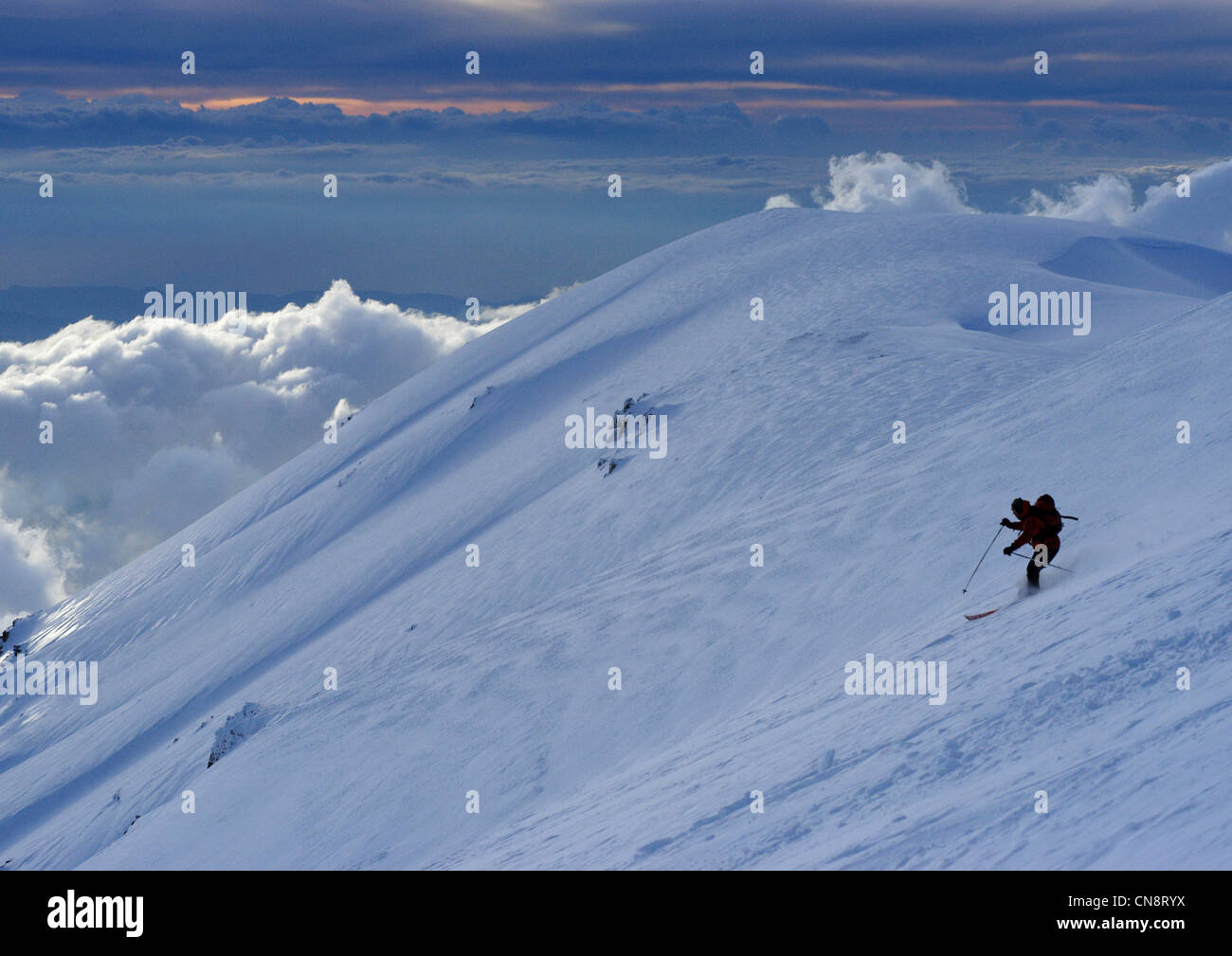 Il Libano, Monte Libano, Les Cedres ski resort, sciatore in polvere di neve rivolta verso il mare Mediterraneo Foto Stock