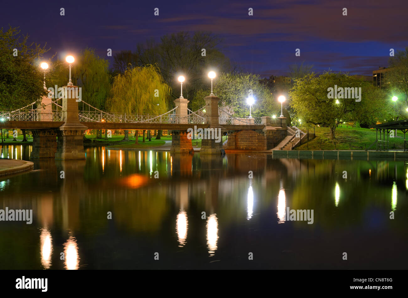 Il ponte sulla laguna al Boston Giardini Pubblici di Boston, Massachusetts. Foto Stock