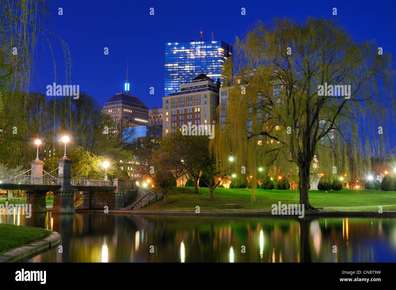 Il ponte sulla laguna e sullo skyline di Boston, Massachusetts dal recinto Boston Public Gardens. Foto Stock