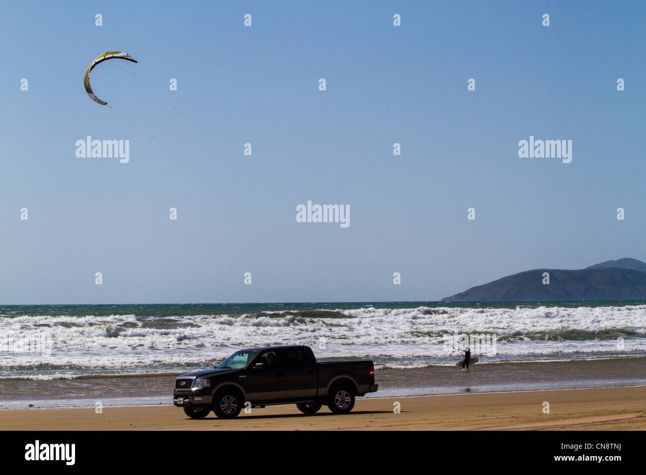 Pismo Beach California kite surfers auto trucks cani SUV autocaravan Ralla rimorchi e caos Foto Stock