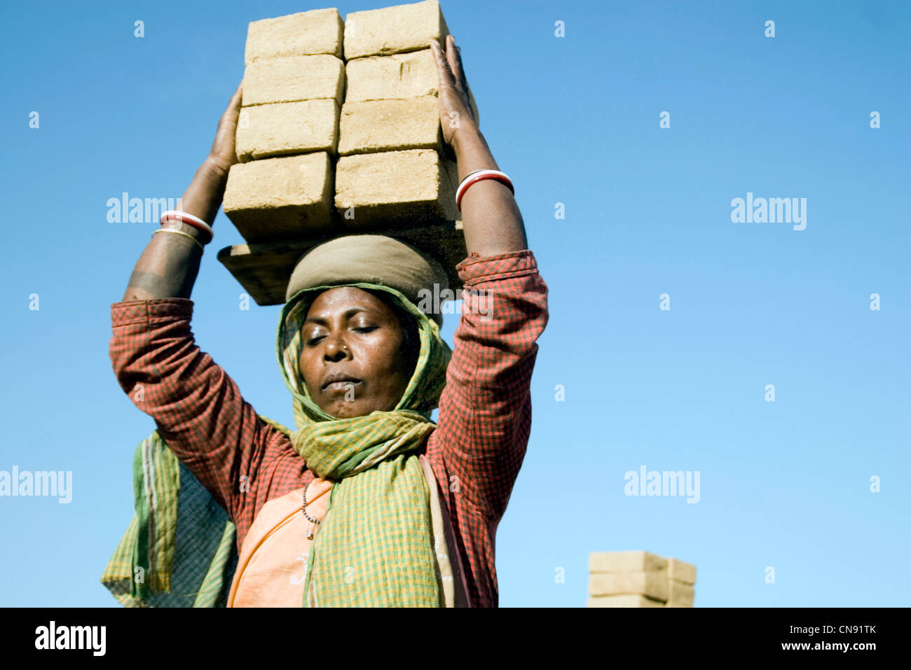 Le donne che trasportano in mattoni a Gulshan fabbrica di mattoni , Bangladesh Foto Stock
