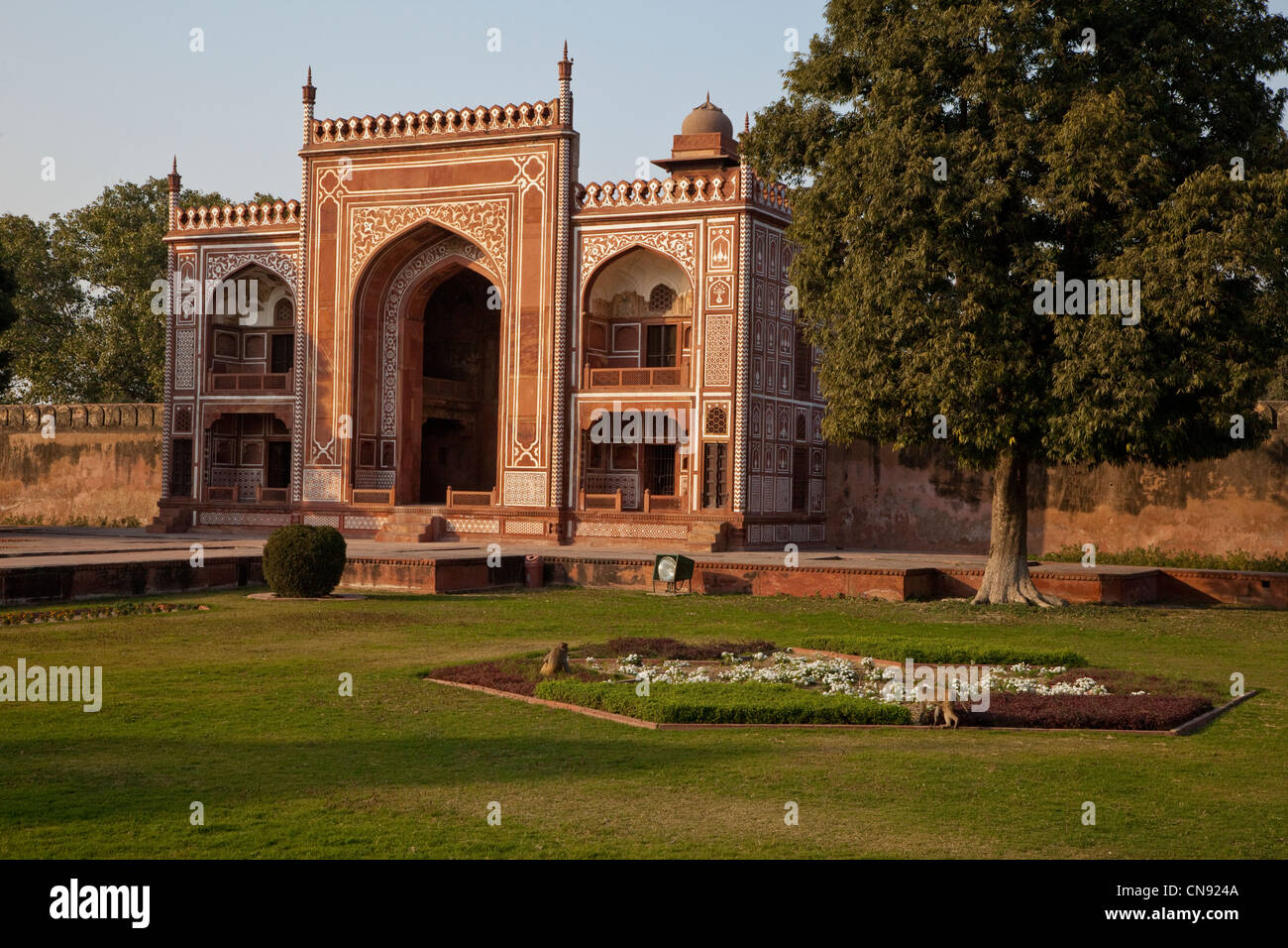 Agra, India. Padiglione Nord nel giardino che circonda l'Itimad-ud-Dawlah. Foto Stock