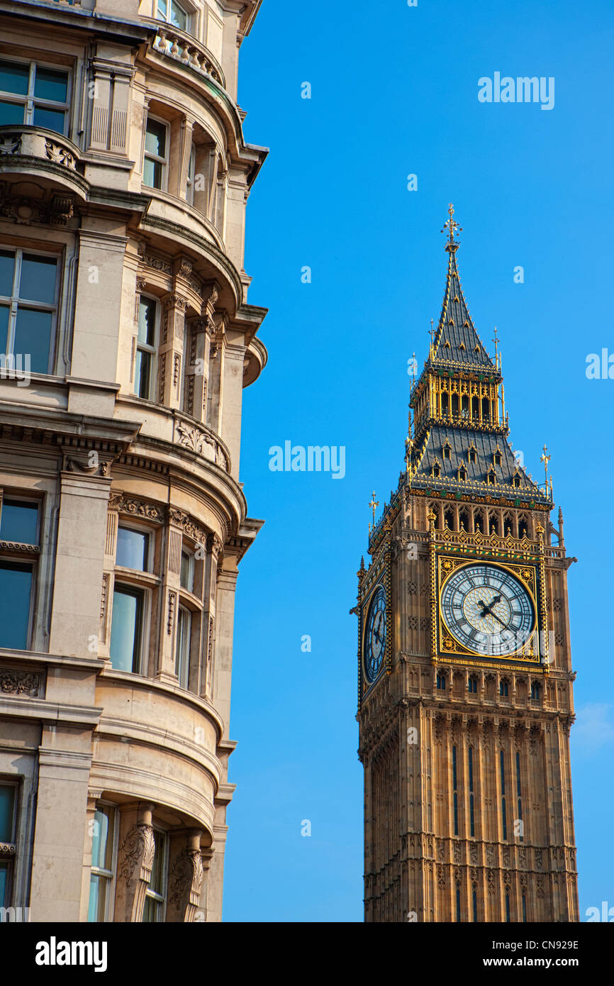 Big Ben clock tower e palazzo residenziale in Westminster, Londra Foto Stock