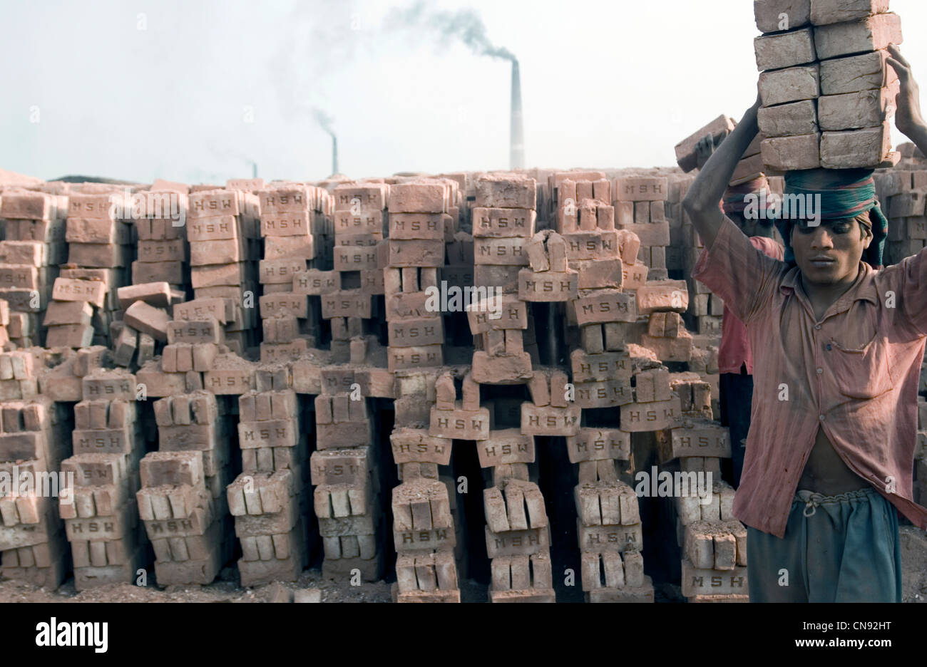 Uomo che porta in mattoni a Fatullah fabbrica di mattoni vicino Dakha , Bangladesh. Foto Stock