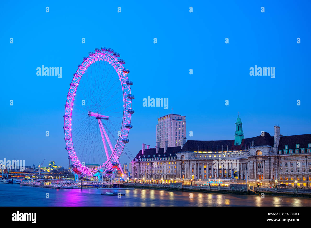 London Eye accanto al Sea Life Aquarium di Londra di notte Foto Stock