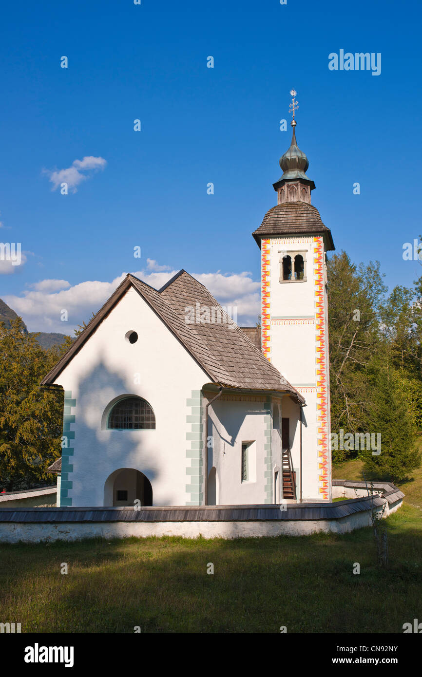 La Slovenia, Regione Goriska, Bovec, il Parco Nazionale del Triglav, chiesa sulle rive del lago di Bohinj Foto Stock