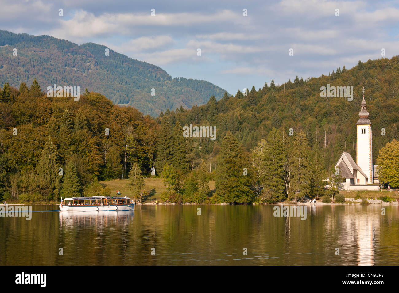 La Slovenia, Regione Goriska, Bovec, il Parco Nazionale del Triglav, San Giovanni Battista sulle rive del lago di Bohinj Foto Stock