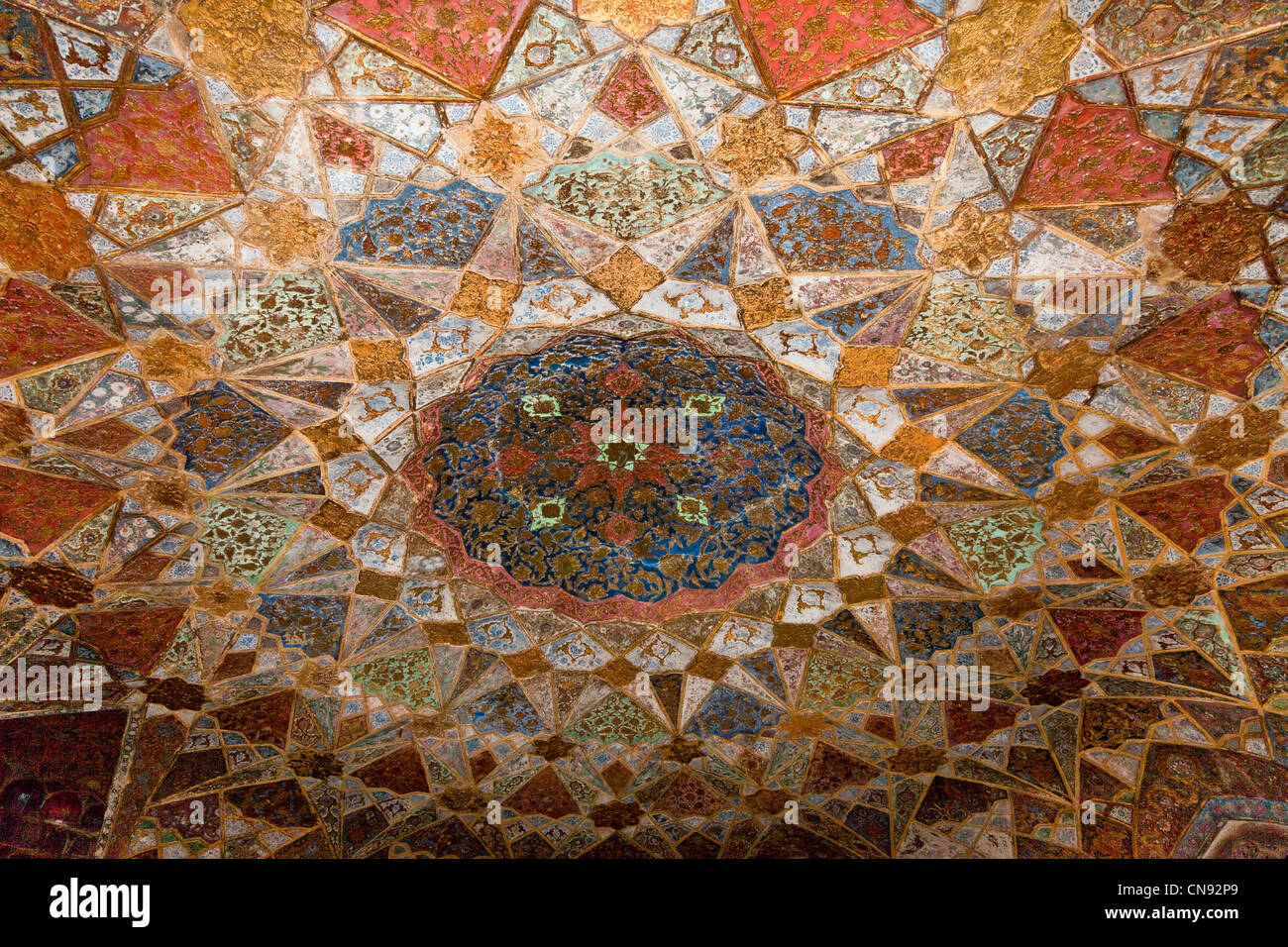 Agra, India. Soffitto, design interno del Itimad-ud-Dawlah, Mausoleo di Mirza Ghiyas Beg. Foto Stock