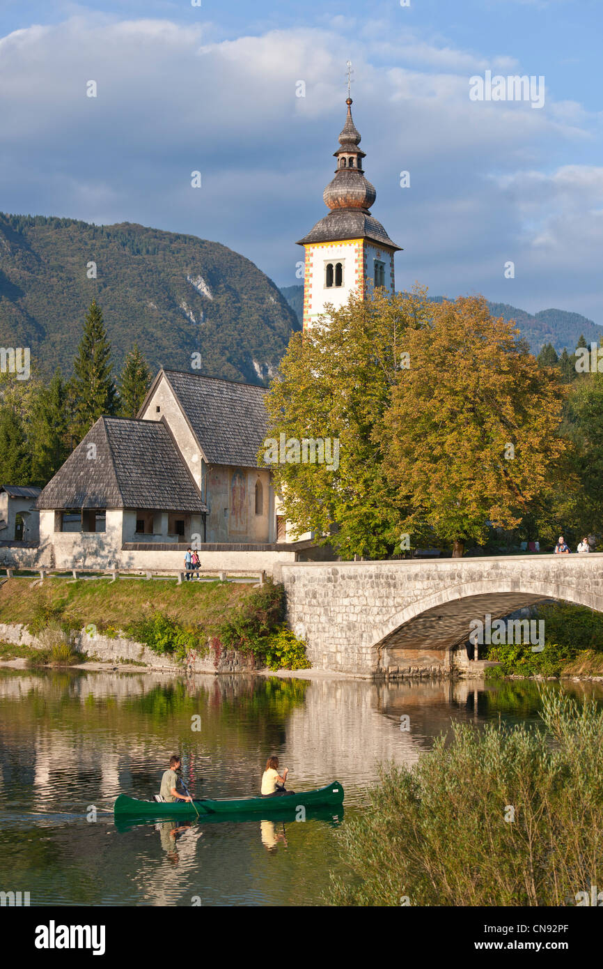 La Slovenia, Regione Goriska, Bovec, il Parco Nazionale del Triglav, San Giovanni Battista sulle rive del lago di Bohinj Foto Stock