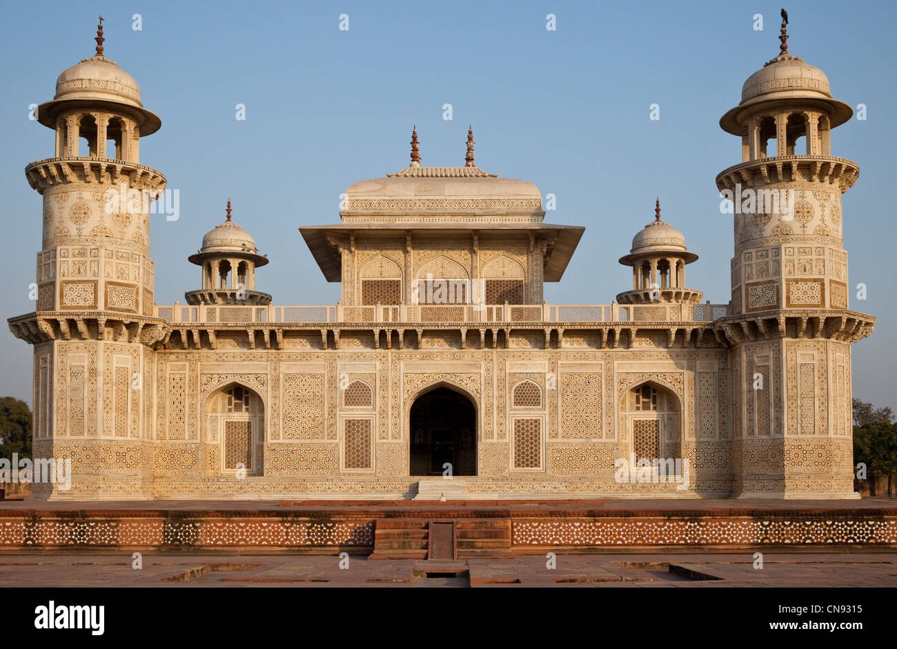 Agra, India. Itimad-ud-Dawlah, Mausoleo di Mirza Ghiyas Beg a metà pomeriggio. La tomba è talvolta indicato come un bimbo Taj. Foto Stock