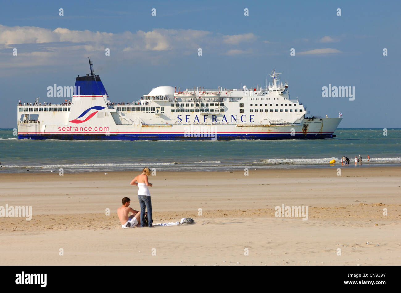 Francia, Pas de Calais, Calais, Seafrance traghetto passando davanti ai turisti sulla spiaggia di Calais Foto Stock