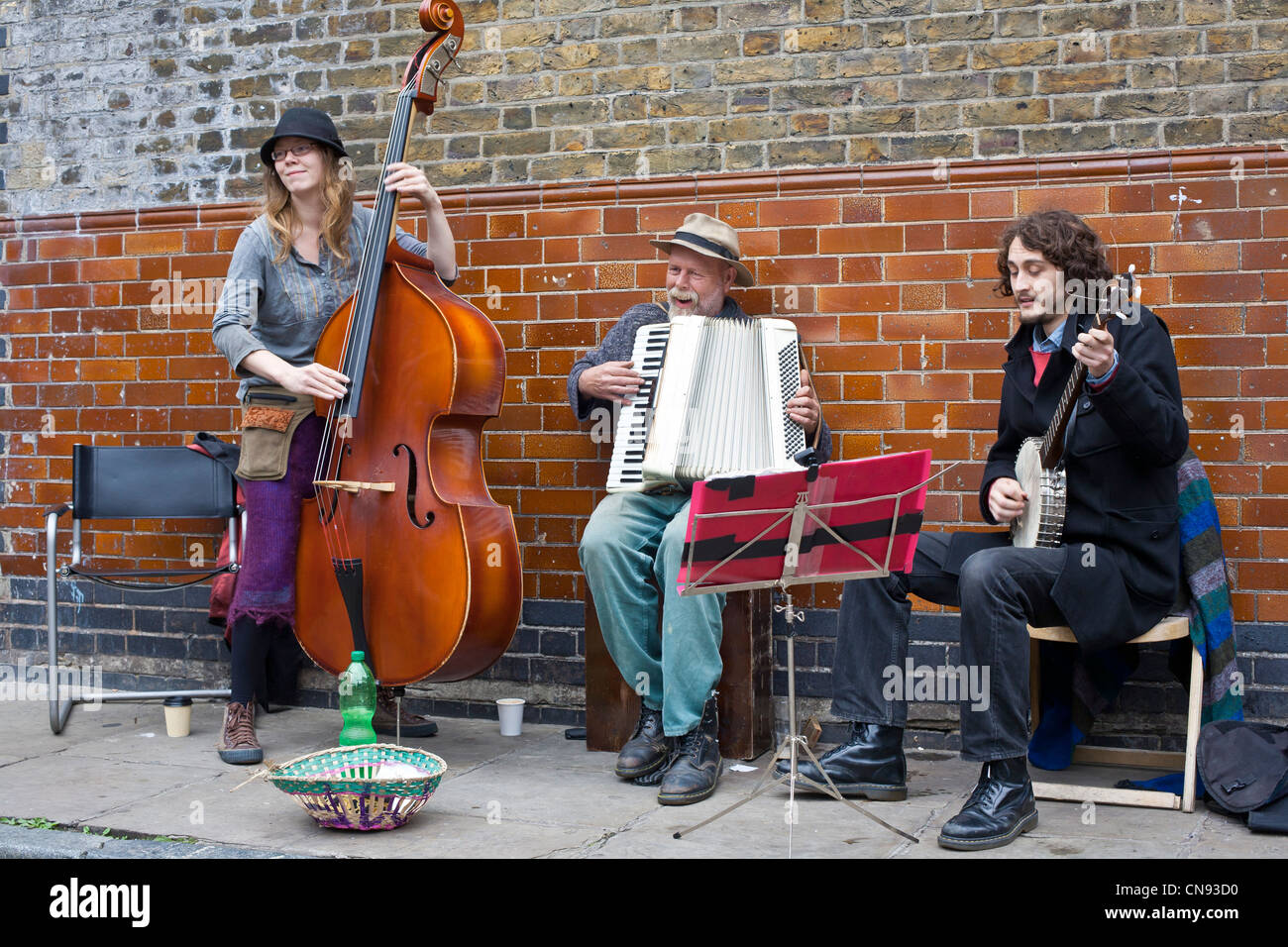 Regno Unito, Londra, East End, Columbia Road, musicisti di suonare al mercato di fiori di domenica mattina Foto Stock