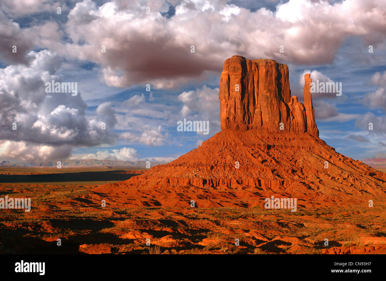 Picchi di formazioni rocciose del parco Navajo della Monument Valley Utah noto come le manopole Foto Stock