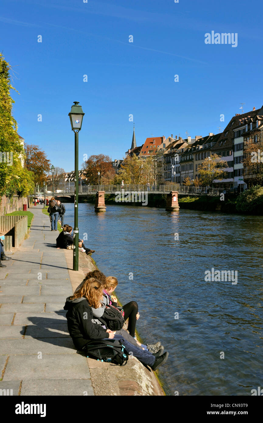 Francia, Bas Rhin, Strasburgo, le sponde del fiume Ill, Quai des Bateliers Foto Stock