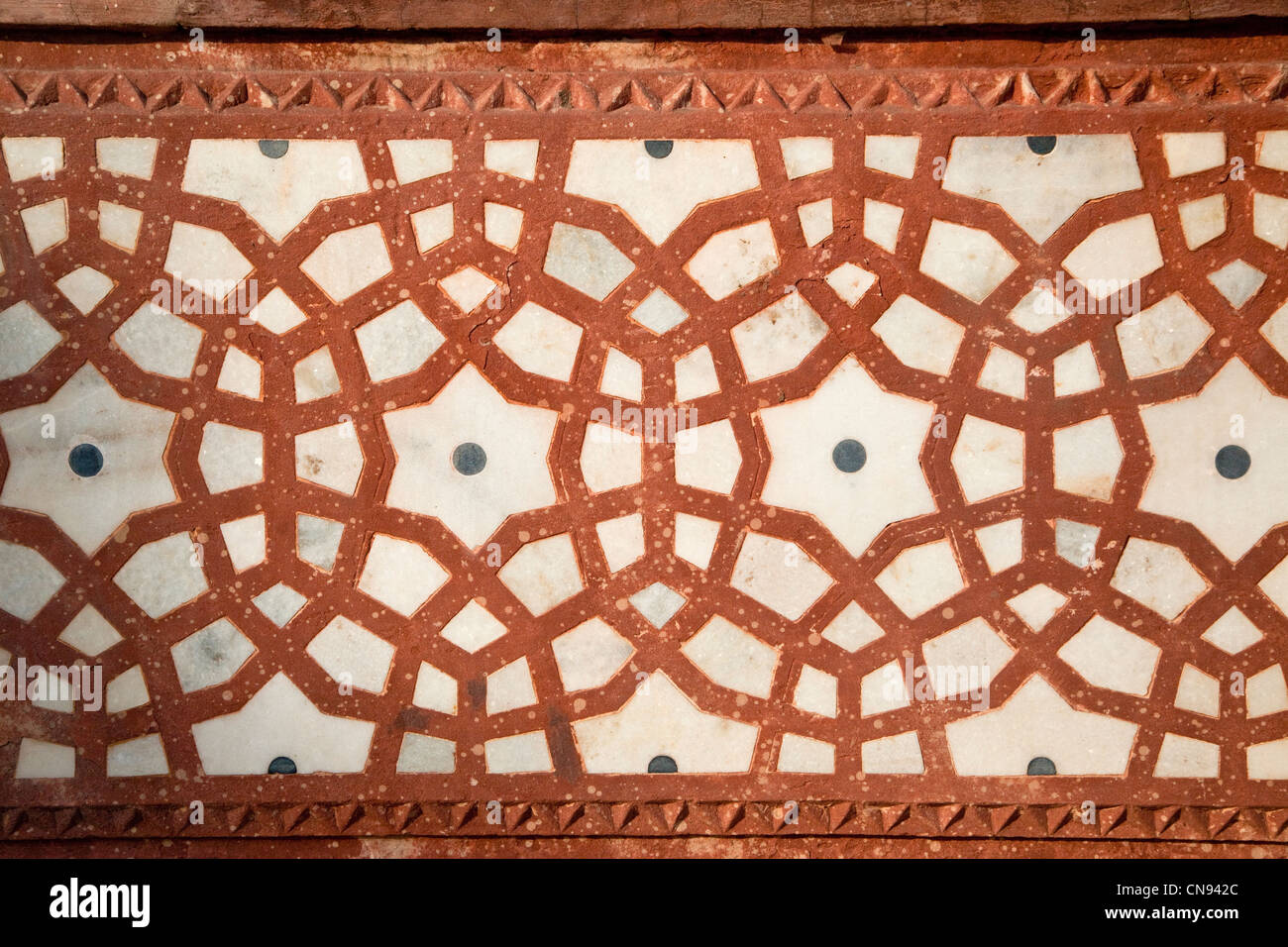 Agra, India. Intarsi geometrici in muratura, Padiglione Nord, Giardini di Itimad-ud-Dawlah. Foto Stock