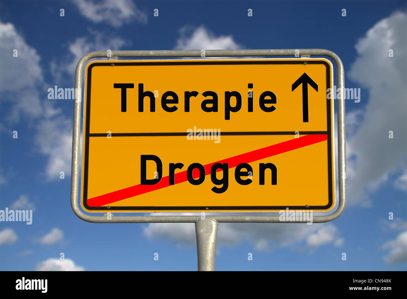 Il tedesco cartello stradale farmaci e terapia con cielo blu e nuvole bianche Foto Stock