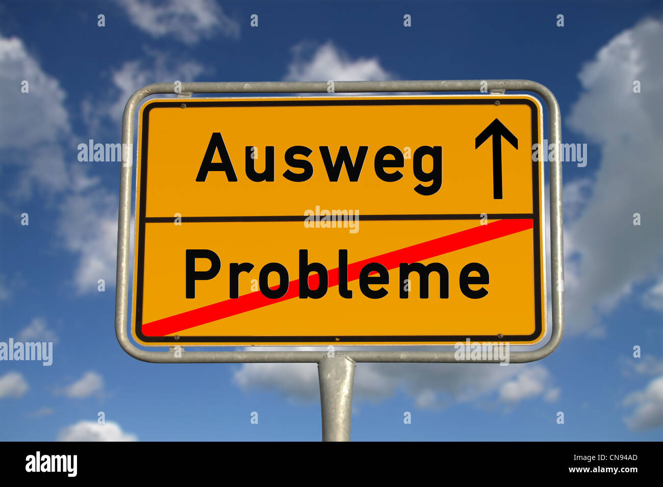 Il tedesco cartello stradale problemi e vie di uscita con cielo blu e nuvole bianche Foto Stock