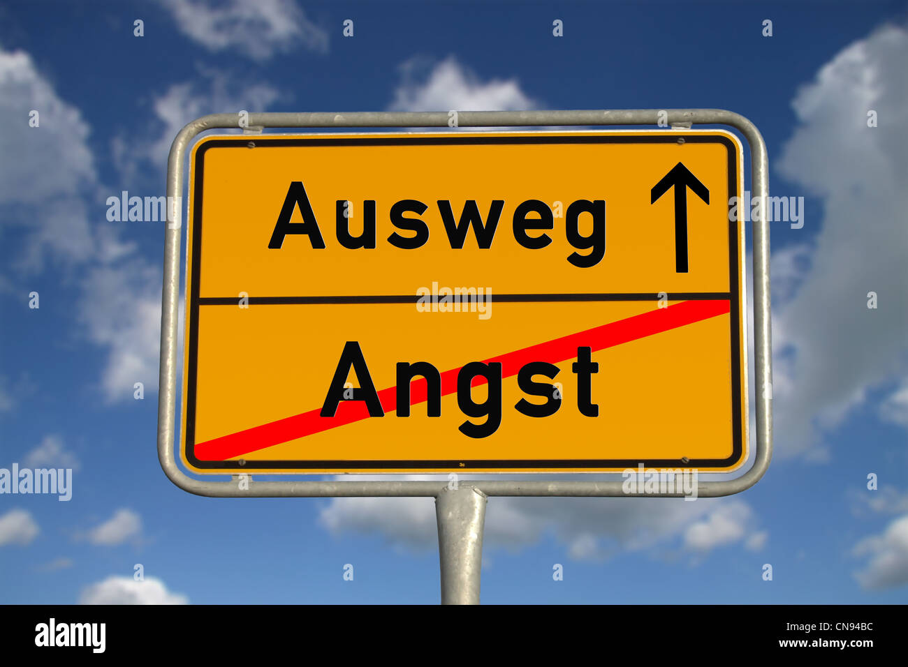 Il tedesco cartello stradale la paura e la via di uscita con cielo blu e nuvole bianche Foto Stock