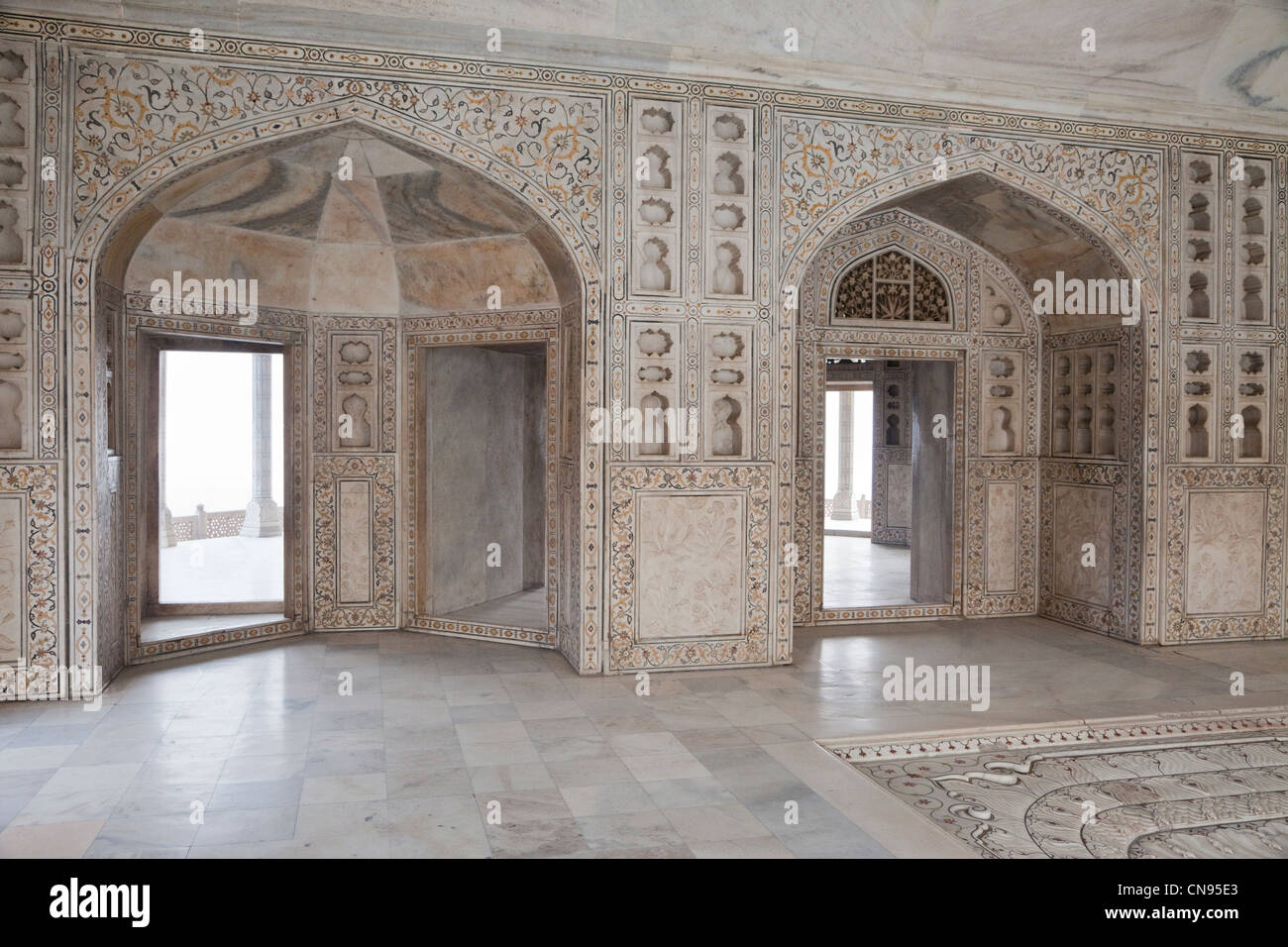Agra, India. Agra Fort, Musammam Burj Pavilion interni. Shah Jahan trascorse gli ultimi anni della sua vita qui imprigionato dal suo figlio. Foto Stock