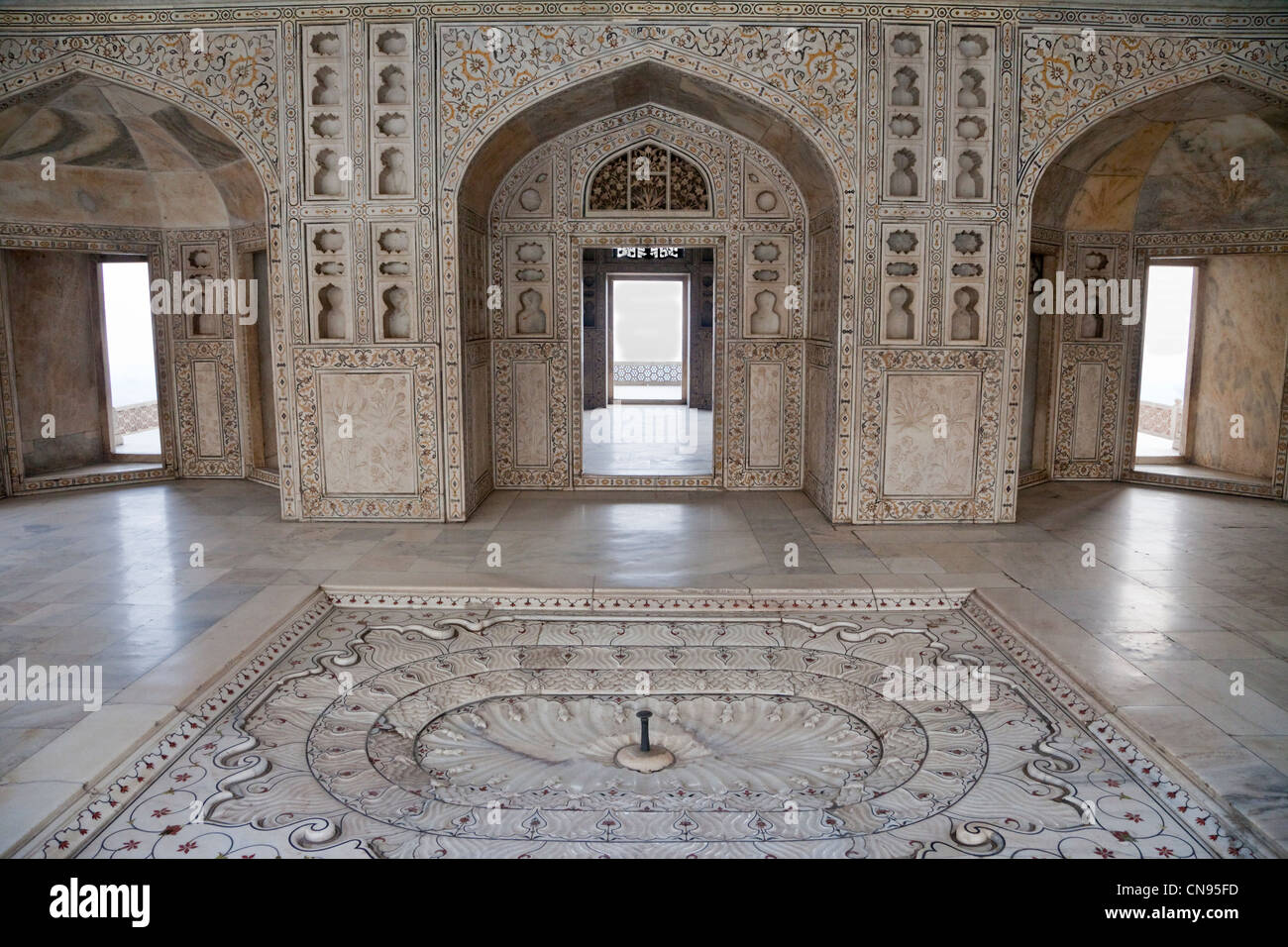 Agra, India. Agra Fort, Musammam Burj Pavilion interni. Shah Jahan trascorse gli ultimi anni della sua vita qui imprigionato dal suo figlio. Foto Stock