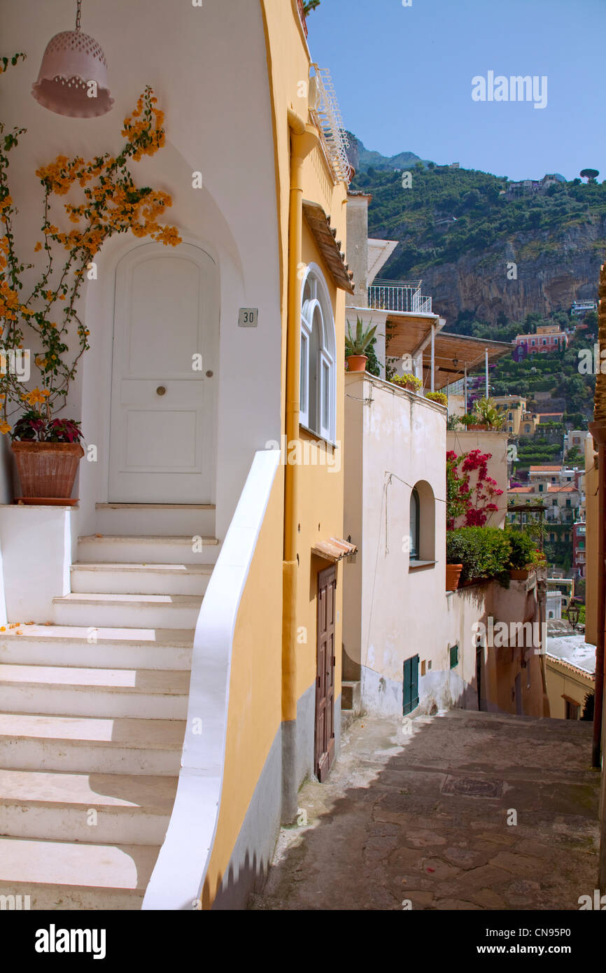 Vicolo stretto a Positano, Costiera Amalfitana, sito Patrimonio dell'Umanità dell'UNESCO, Campania, Italia Foto Stock
