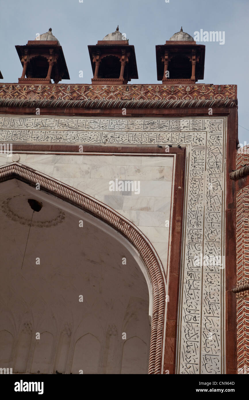 Agra, India. Jama Masjid (Moschea del Venerdì). Chhatris (padiglioni a cupola) linea del tetto. La calligrafia persiana in arabo Script. Foto Stock