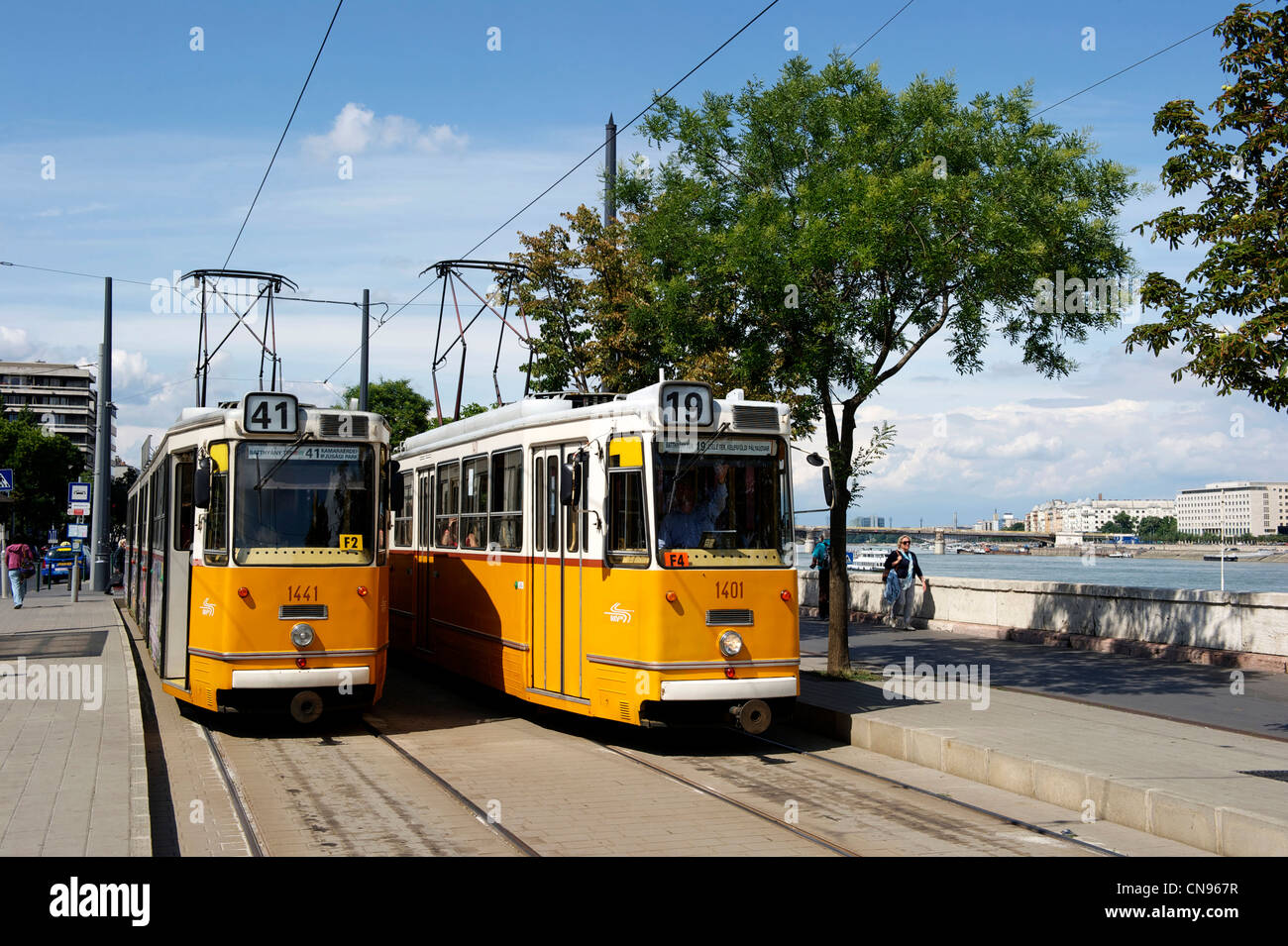 Ungheria, Budapest, giallo tranviarie lungo le sponde del Danubio sono classificati come patrimonio mondiale dall' UNESCO Foto Stock