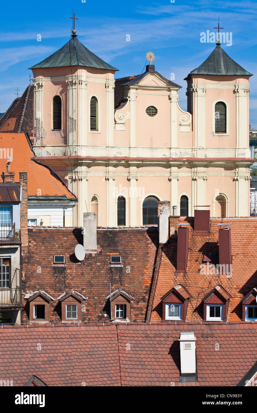 La Slovacchia, Bratislava, vista dalla cima di St Michael's Gate su chiesa della trinità, costruita agli inizi del XVIII secolo Foto Stock