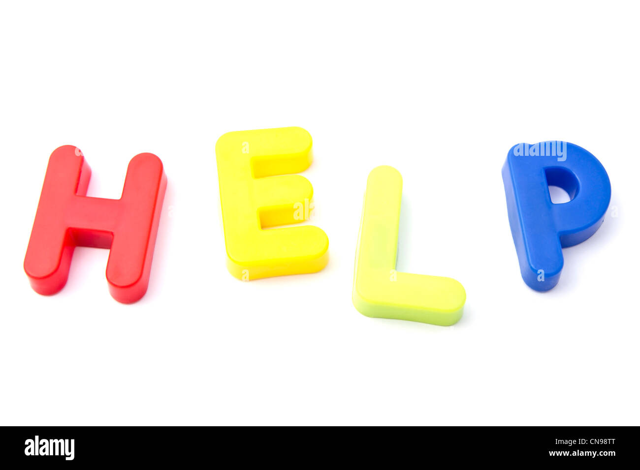 Lettera magneti 'help' closeup su sfondo bianco Foto Stock