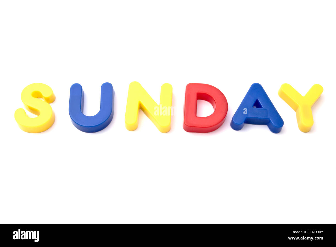 Lettera magneti ' domenica " Primo piano su sfondo bianco Foto Stock
