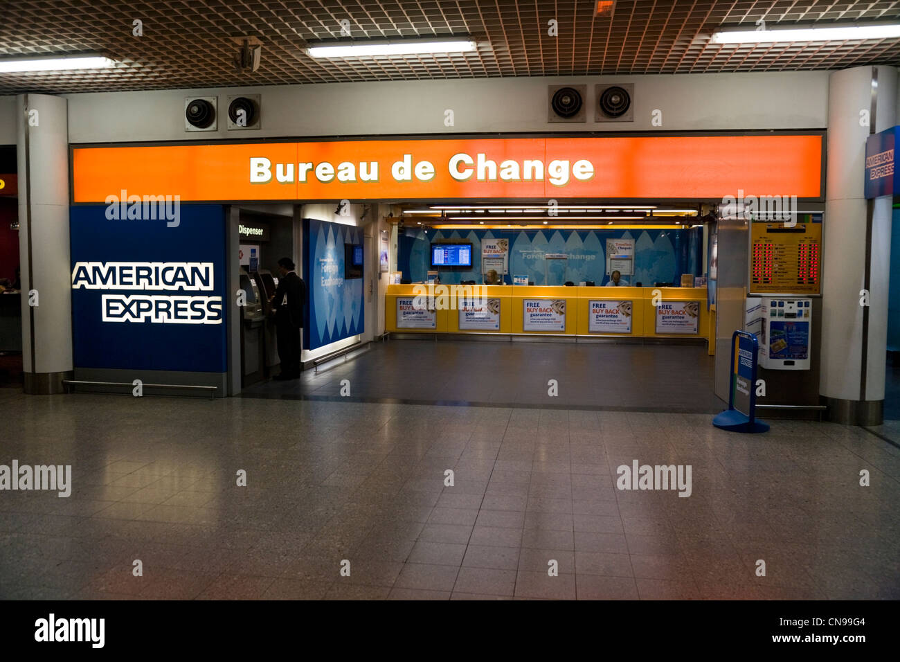 Bureau de Change Office operati da American Express presso l'aeroporto di Heathrow, terminale 3 / 3. Londra. Regno Unito. Foto Stock
