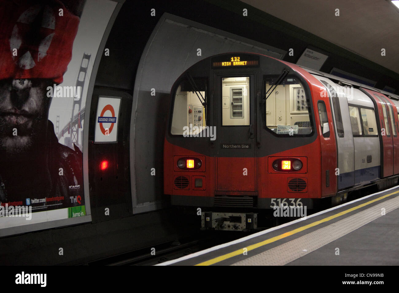 La metropolitana di Londra, piattaforma High Barnet il treno e la stazione della metropolitana di Londra, Inghilterra, Regno Unito Foto Stock