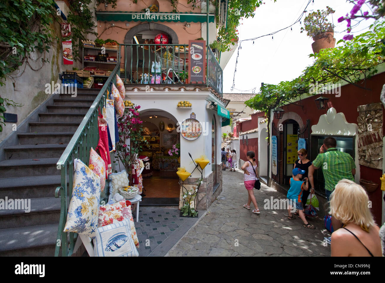 Negozio di souvenir presso il villaggio Positano, Costiera Amalfitana, sito Patrimonio Mondiale dell'Unesco, Campania, Italia, mare Mediterraneo, Europa Foto Stock