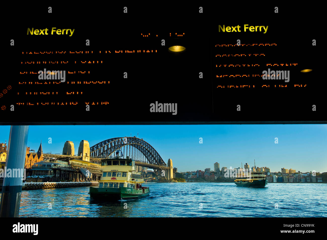 Australia, Nuovo Galles del Sud, Sydney, traghetti nella baia di Circular Quay e Harbour Bridge Foto Stock