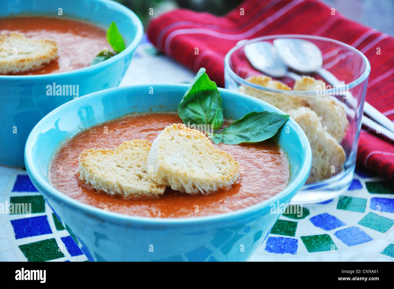 Cremosa zuppa di pomodoro con heart-shaped toast Foto Stock