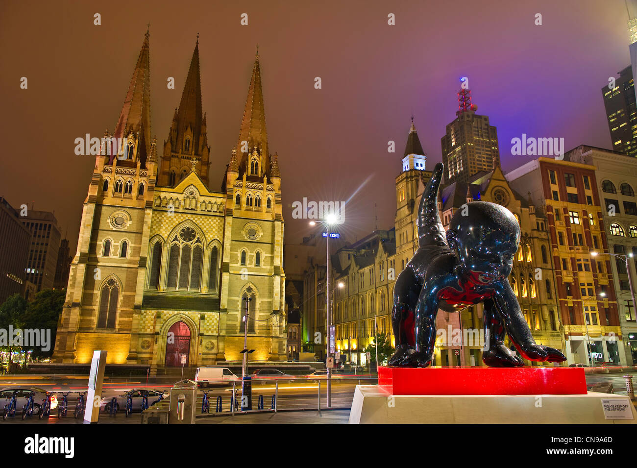 Australia, Victoria, Melbourne, Federation Square, geant sculptur Angels-Demons dall'arte russa AES collettiva+F presentato Foto Stock