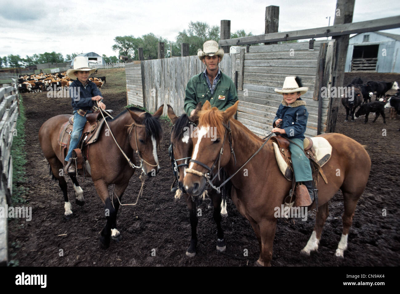 Cowboy con due figli tutti su cavalli in Stapleton Nebraska Foto Stock