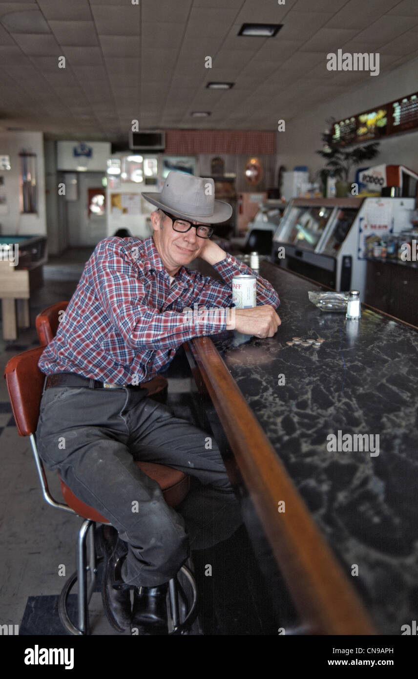 La Midwest cowboy bevendo una lattina di birra in una taverna prese negli anni settanta Foto Stock