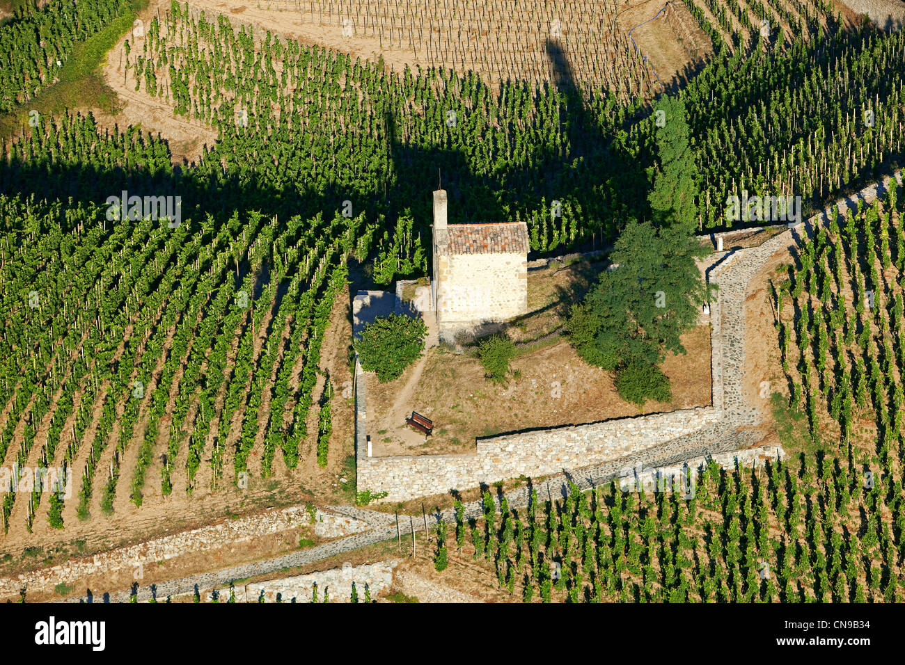 Francia, Drome, Tain l'Hermitage, cappella dell'eremo, Hermitage AOC vigneti (vista aerea) Foto Stock