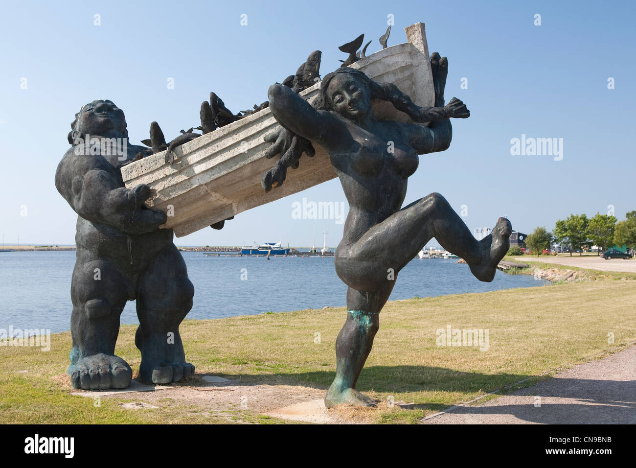 Estonia (Paesi Baltici), Regione Saare, isola di Saaremaa, Kuressaare, Tauno Kangro statua rappresenta il mitico eroe della Foto Stock