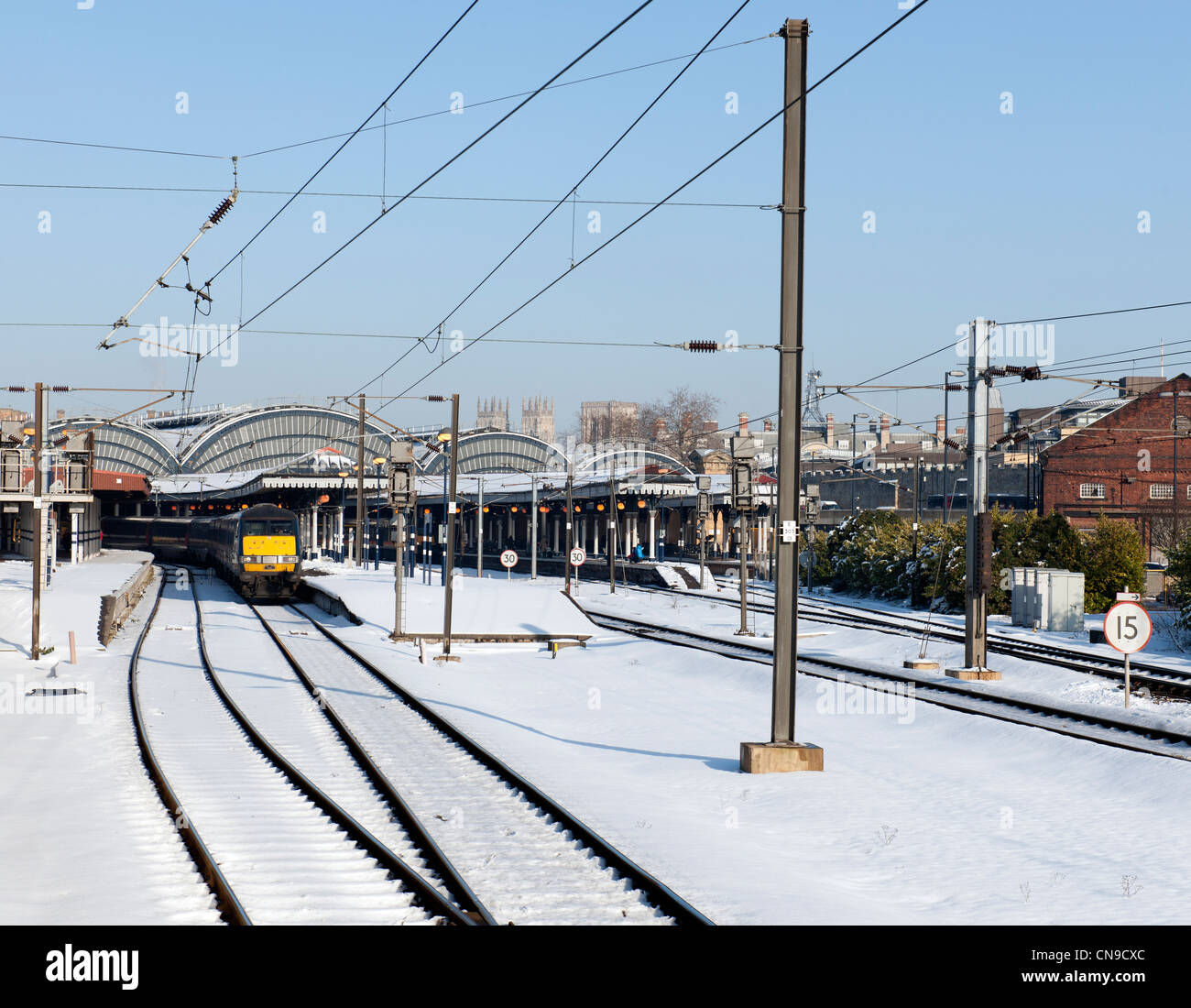 Avvicinando la stazione ferroviaria di York, York, Yorkshire, Inghilterra. Foto Stock