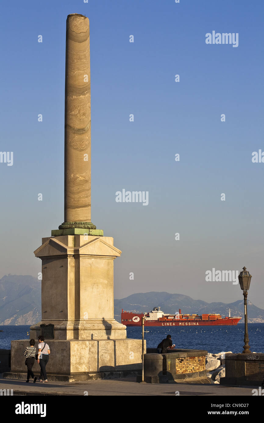L'Italia, Campania, Napoli, centro storico, classificato come patrimonio mondiale dall' UNESCO, piazza Vittoria, antica colonna fatta di cipollino Foto Stock