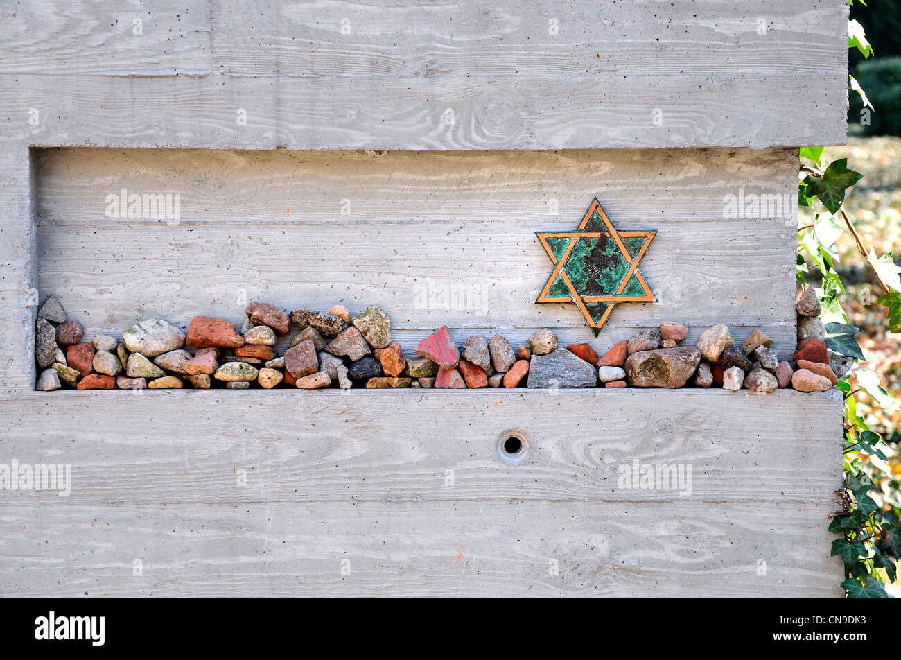 Berlino, Germania. Cimitero ebraico in Grosser Hamburger Strasse. Stella di Davide e pietre di preghiera Foto Stock