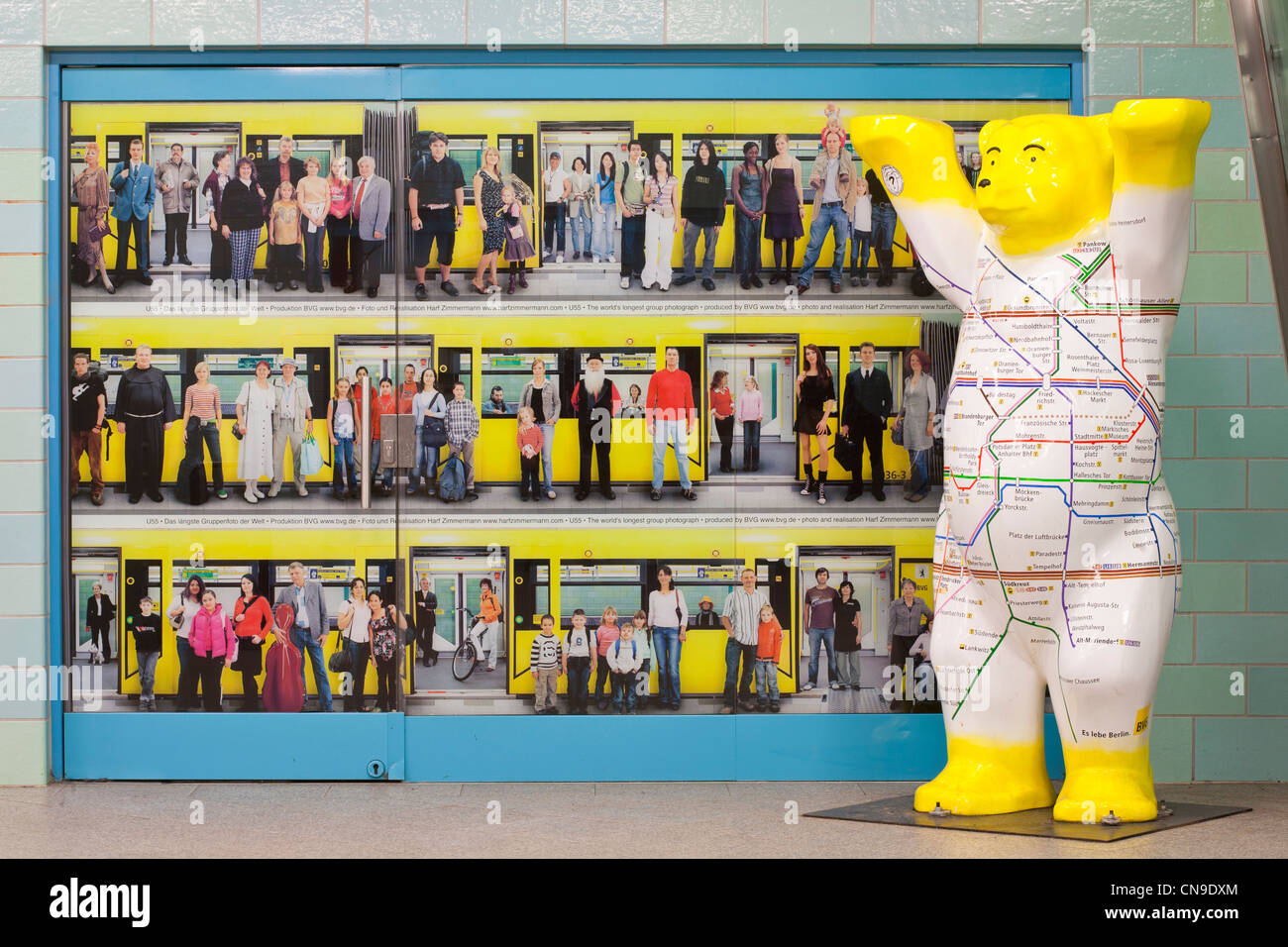 Germania, Berlino, stazione di Alexanderplatz, una mappa della metropolitana con l'orso, il simbolo di Berlino Foto Stock