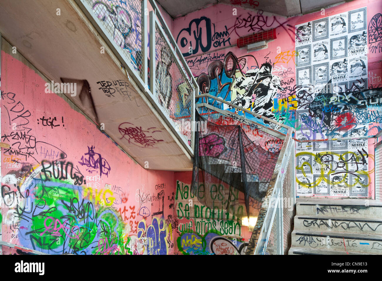 Germania, Berlino Mitte, Oranienburger Strasse, il Kunsthaus Tacheles, Tacheles, un artista squatting poiché gli anni novanta, situato in una Foto Stock