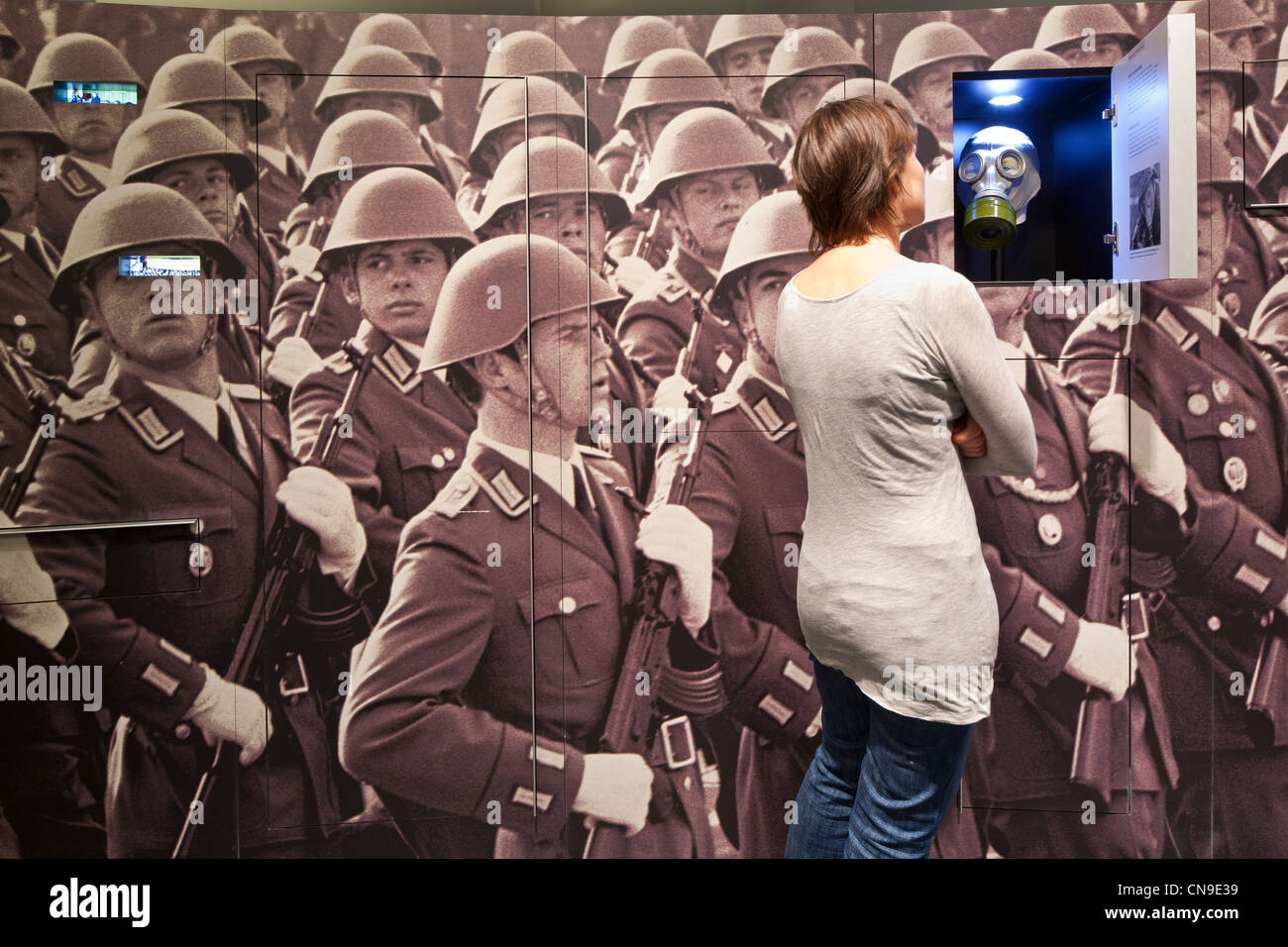 Germania Berlino, DDR Museum, un museo aperto nel 2006 per ricordare la vita quotidiana della ex Germania orientale, immagine di un militare Foto Stock