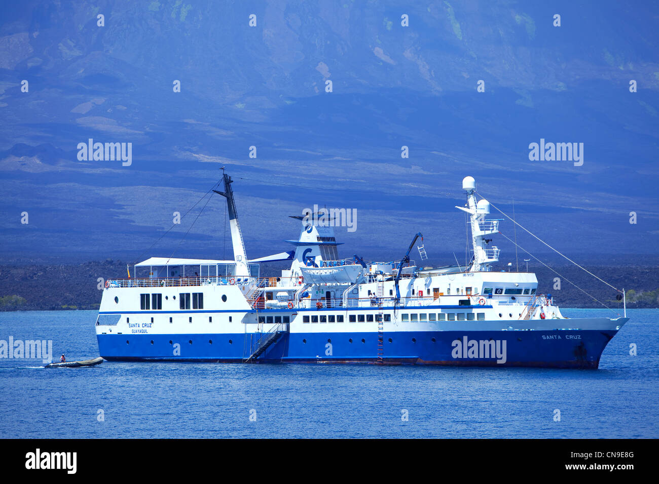 Ecuador Isole Galapagos, Fernandina Island, Punta Espinoza, Santa Cruz nave da crociera Foto Stock