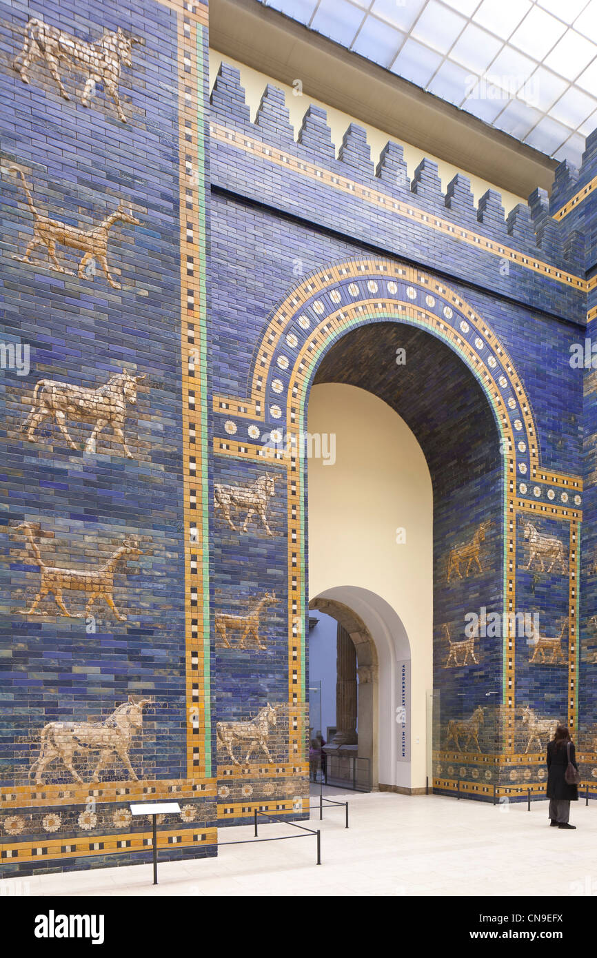 Germania Berlino, il Museo Island, Pergamon Museum (Pergamonmuseum), Ishtar Gate, costruita nel 580 A.C. (Neo Impero Babilonese) da re Foto Stock