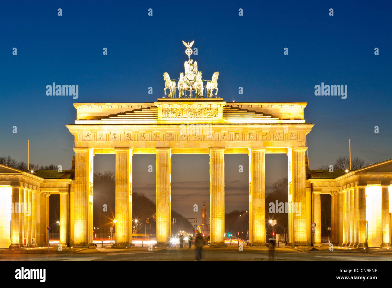Germania, Berlino, Dorotheenstadt, Porta di Brandeburgo e il monumento eretto alla fine del XVIII secolo da Carl Gotthard Langhans Foto Stock