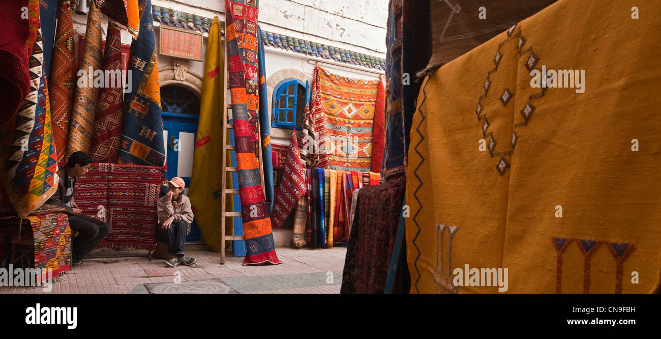 Marocco Essaouira nella medina, mercanti tappetini di stallo Foto Stock